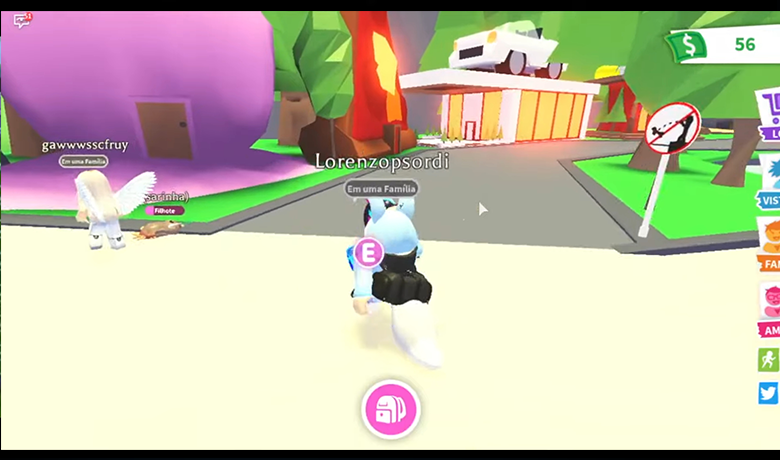 Imagem mostra personagem andando no meio de um jogo dentro do Roblox